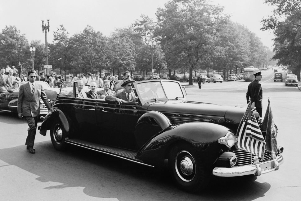 President Franklin D. Roosevelt juga mendapatkan Lincoln K-series Sunshine Special sebagai mobil kepresidenannya. Setelah serangan terhadap Pearl Harbour yang memulai keterlibatan AS dalam Perang Dunia II, mobil ini dilengkapi sirene, tambahan ruang untuk Secret Service serta tentu saja kaca dan body anti peluru.  (gearpatrol.com)