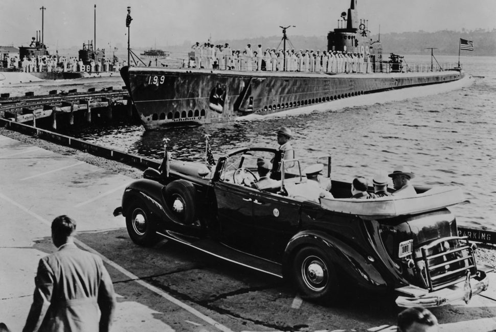 Packard Twelve (1939) digunakan oleh President Franklin D. Roosevelt. Mobil bermesin V12 ini adalah yang pertama dilengkapi kaca anti peluru. Uniknya masih model soft top, atap terbuka, yang rawan lemparan dan tembakan dari atas.  (gearpatrol.com)