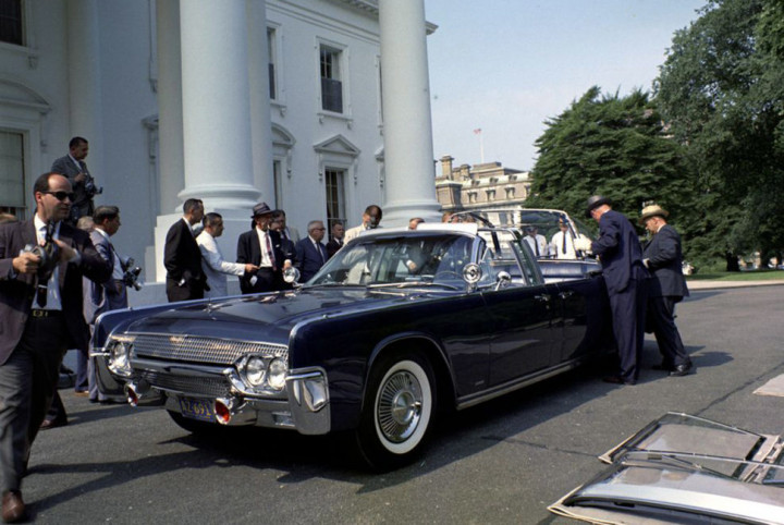 Lincoln Continental SS-100-X (1961) ini bertugas untuk Presiden John F. Kennedy, Lyndon B. Johnson dan Richard Nixon. Ini merupakan mobil pertama Kepresidenan AS yang modelnya hard top, meski belum permanen. (gearpatrol.com)