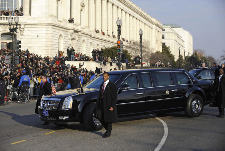 
Cadillac One (2009) yang lebih dikenal dengan sebutan The Beast yang bertugas sejak 2009 ini menemani Presiden Barack Obama berkunjung ke 50-an negara selama delapan tahun terakhir. Menjelang pemerintahan Donald Trump, limousine yang tidak hanya anti peluru tapi juga mampu menahan serangan roket dan ranjau darat karena lantainya berlapis baja ini akan dipensiunkan.  (gearpatrol.com)