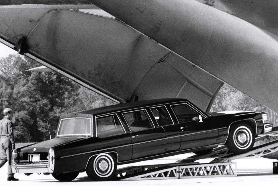 Demi mengakomodir keinginan warga bisa leluasa melihat presidennya, maka Cadillac Fleetwood Brougham (1983) untuk Presiden Ronald Reagan ini dibangun dengan kaca anti peluru berukuran jumbo. (gearpatrol.com)