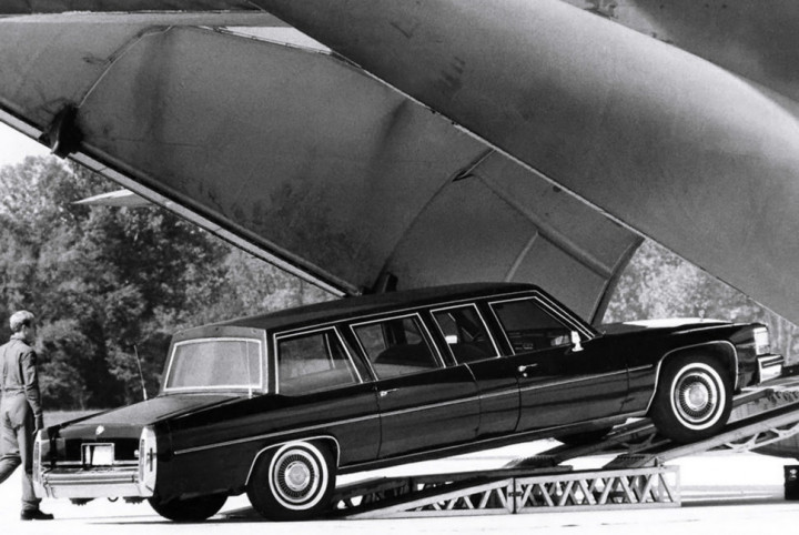 Demi mengakomodir keinginan warga bisa leluasa melihat presidennya, maka Cadillac Fleetwood Brougham (1983) untuk Presiden Ronald Reagan ini dibangun dengan kaca anti peluru berukuran jumbo. (gearpatrol.com)