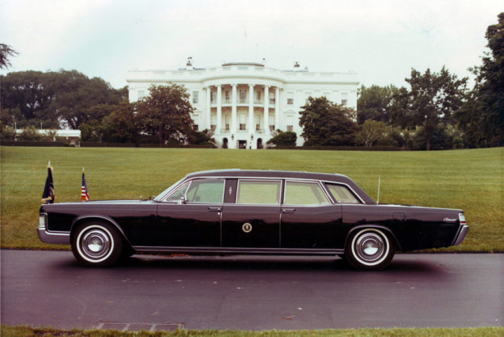 Lincoln Continental (1972) dipakai oleh Presiden Gerald Ford, Jimmy Carter dan Ronald Reagan. Kasus penembakan terhadap John F. Kennedy menjadi pelajaran berharga, sehingga mobil ini sejak awal dibangun dengan atap permanen anti peluru. Bukaan di atap agar presiden bisa melambaikan tangan kepada warga, tidak pernah difungsikan.  (gearpatrol.com)