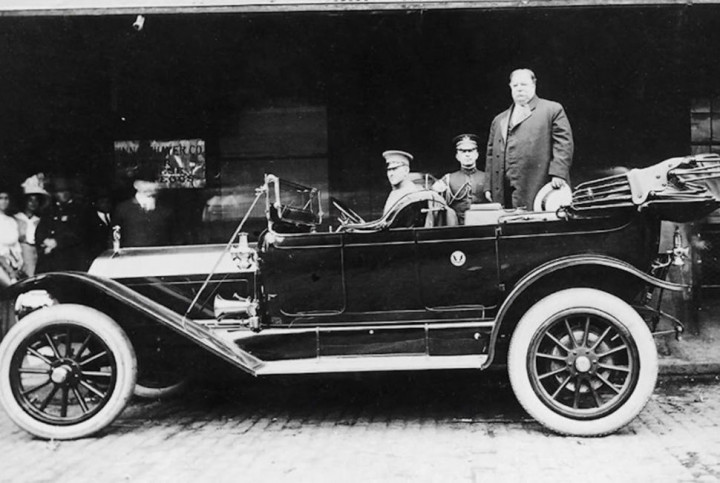 President William Taft menjadi presiden pertama AS yang menggunakan mobil kepresidenan. Sebelumnya kendaraan bagi Presiden AS adalah kereta kuda kepresidenan. Steamer M White Model (1909) ini juga menjadi acuan spesifikasi bagi mobi kepresidenan AS selanjutnya, dimesinya besar, bermesin kuat dan interior mewah. (gearpatrol.com)