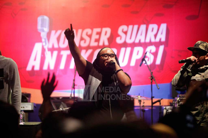 Kelompok musik hip hop Saykoji mengisi acara Konser Suara Antikorupsi di Plaza Festival, Kuningan, Jakarta.