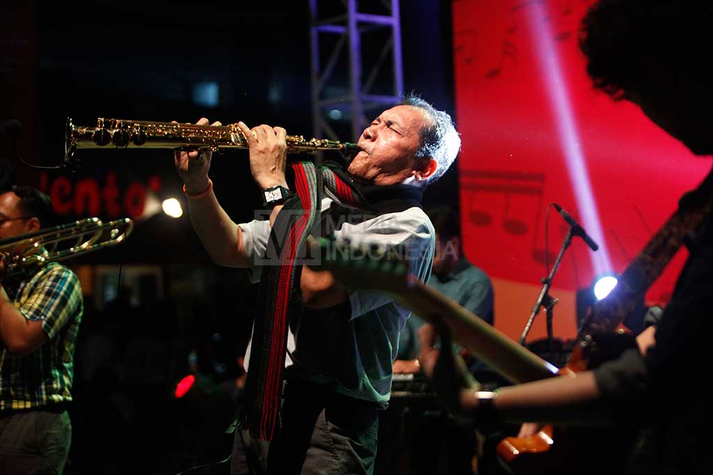 Wakil Ketua KPK Saut Situmorang memainkan alat musik saksofon saat tampil dalam Konser Suara Antikorupsi.