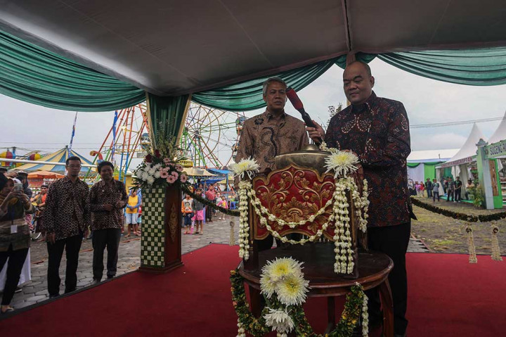 Wakil Gubernur DIY Sri Paduka KGPAA Paku Alam X memukul kenong saat membuka Pasar Malam Perayaan Sekaten (PMPS) di Alun-Alun Utara, Yogyakarta, DI Yogyakarta, Jumat. 