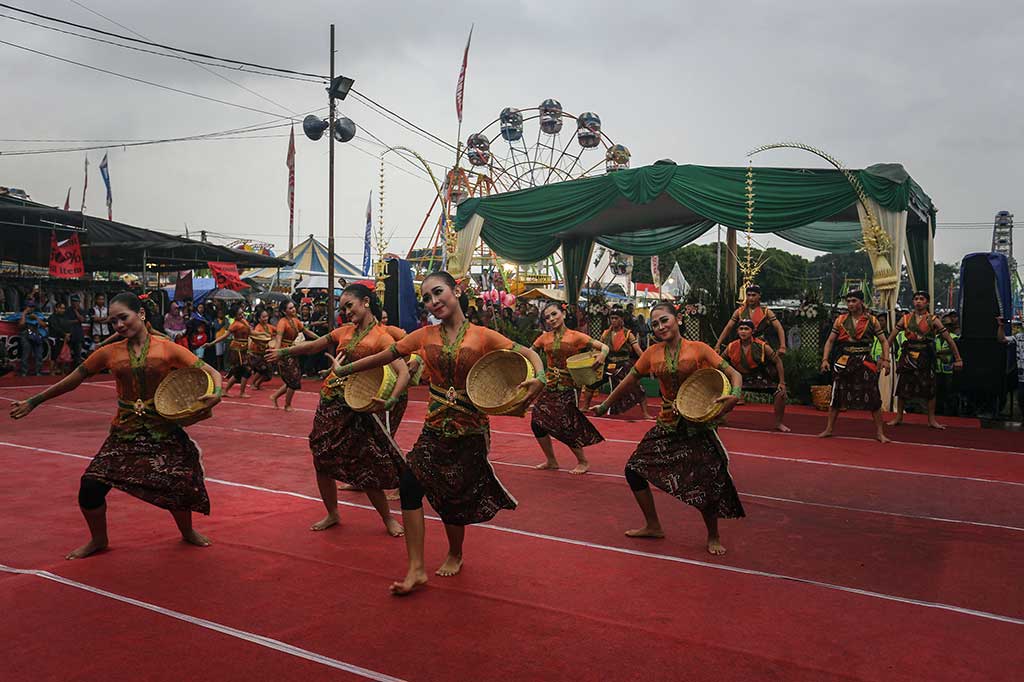 Sejumlah mahasiswa mementaskan tarian saat pembukaan Pasar Malam Perayaan Sekaten (PMPS) di Alun-Alun Utara, Yogyakarta.