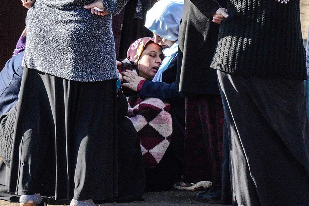 Keluarga korban diliputi rasa kesedihan saat menunggu tim penyelamat bekerja mencari penambang yang terperangkap di tambang tembaga.