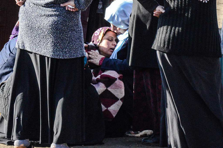 Keluarga korban diliputi rasa kesedihan saat menunggu tim penyelamat bekerja mencari penambang yang terperangkap di tambang tembaga.