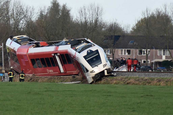 Kecelakaan berawal saat truk tangki pembawa susu melalui perlintasan tanpa palang pintu dan ditabrak KA yang melintas. Sopir truk lolos tanpa cedera.