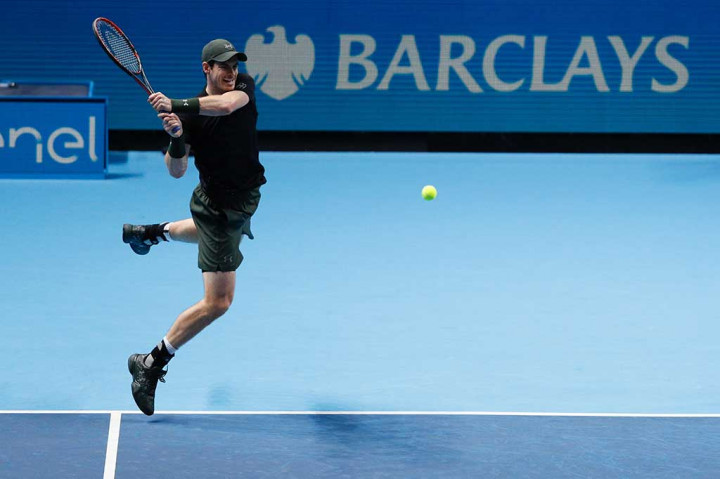 Andy Murray melancarkan backhand smash ke arah Stanislas Wawrina pada pertandingan ketiga fase Grup John McEnroe di The O2 Arena, Jumat.