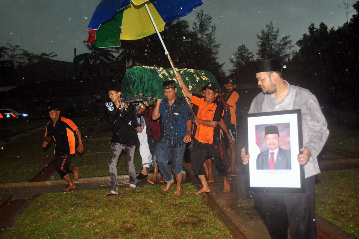 Anggota keluarga bersama petugas makam mengangkat jenazah Sutan Bhatoegana saat dimakamkan di Pemakaman Taman Giri Tama, Desa Tonjong, Tajurhalang, Kabupaten Bogor, Jawa Barat, Sabtu (19/11/2016)