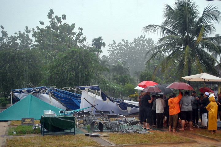 Suasana pemakaman jenazah Sutan Bhatoegana di Pemakaman Taman Giri Tama, Desa Tonjong, Tajurhalang, Kabupaten Bogor, Jawa Barat, Sabtu (19/11/2016).