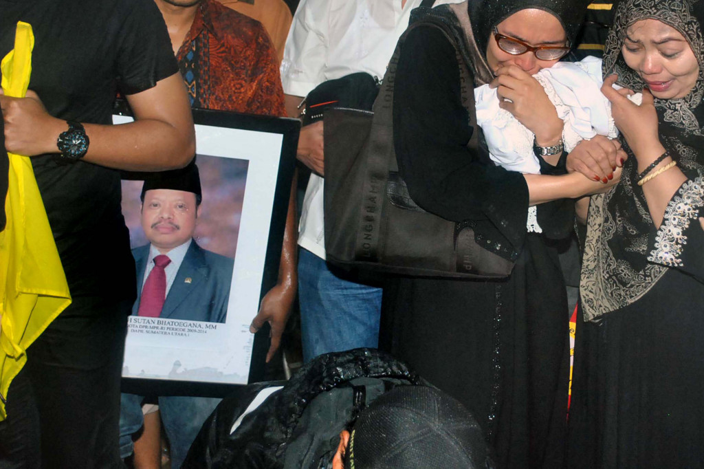 Anggota keluarga menangis saat jenazah Sutan Bhatoegana dimasukkan ke liang lahat di Pemakaman Taman Giri Tama, Desa Tonjong, Tajurhalang, Kabupaten Bogor, Jawa Barat, Sabtu (19/11/2016)