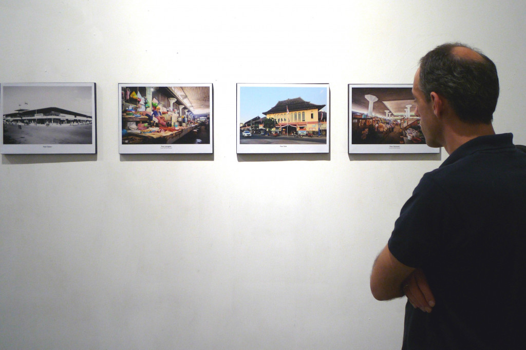 Pengunjung mengamati foto dokumentasi bangunan karya arsitek Belanda Herman Thomas Karsten (1884-1945), pada pembukaan Pameran Karya dan Hidup Arsitek Herman Thomas Karsten 'Indonesia Bersatoelah Indonesia Bermoelialah', di Semarang Contemporary Art Gallery, Semarang, Jawa Tengah, Sabtu (19/11/2016)