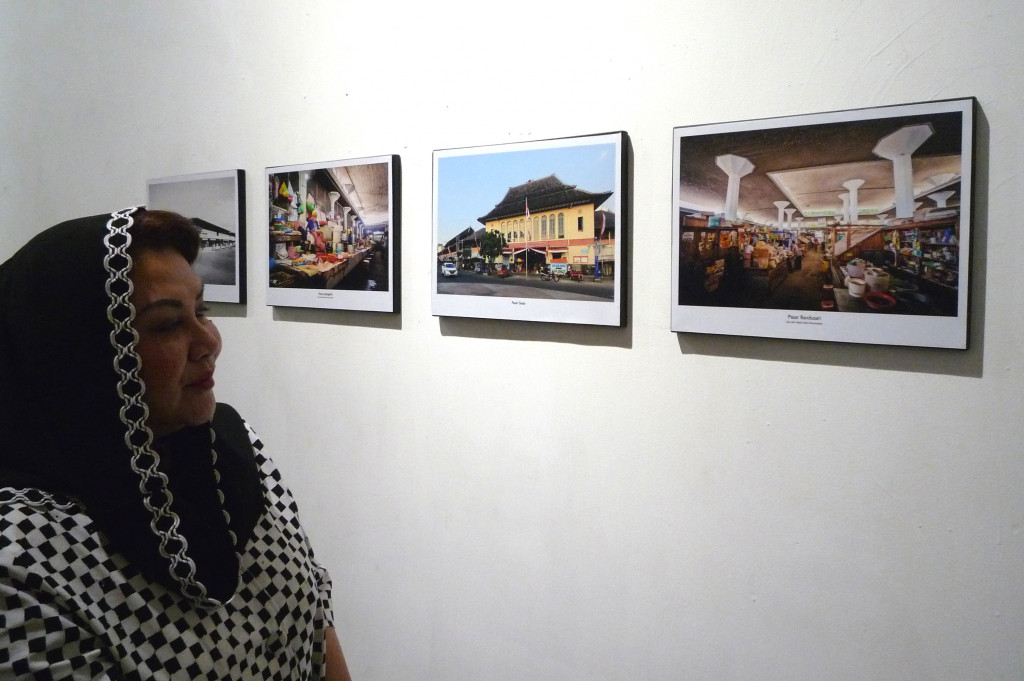 Wakil Wali Kota Semarang Hevearita Gunaryanti mengamati foto dokumentasi bangunan karya arsitek Belanda Herman Thomas Karsten (1884-1945), pada pembukaan Pameran Karya dan Hidup Arsitek Herman Thomas Karsten 'Indonesia Bersatoelah Indonesia Bermoelialah', di Semarang Contemporary Art Gallery, Semarang, Jawa Tengah, Sabtu (19/11/2016