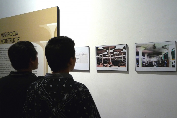 Pengunjung mengamati foto dokumentasi bangunan karya arsitek Belanda Herman Thomas Karsten (1884-1945), pada pembukaan Pameran Karya dan Hidup Arsitek Herman Thomas Karsten 'Indonesia Bersatoelah Indonesia Bermoelialah', di Semarang Contemporary Art Gallery, Semarang, Jawa Tengah, Sabtu (19/11/2016)