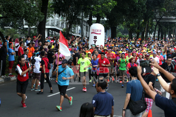 Sejumlah peserta berpartisipasi pada kegiatan lari untuk toleransi 'ToleRun' di kawasan Senayan, Jakarta, Minggu (20/11/2016). 
