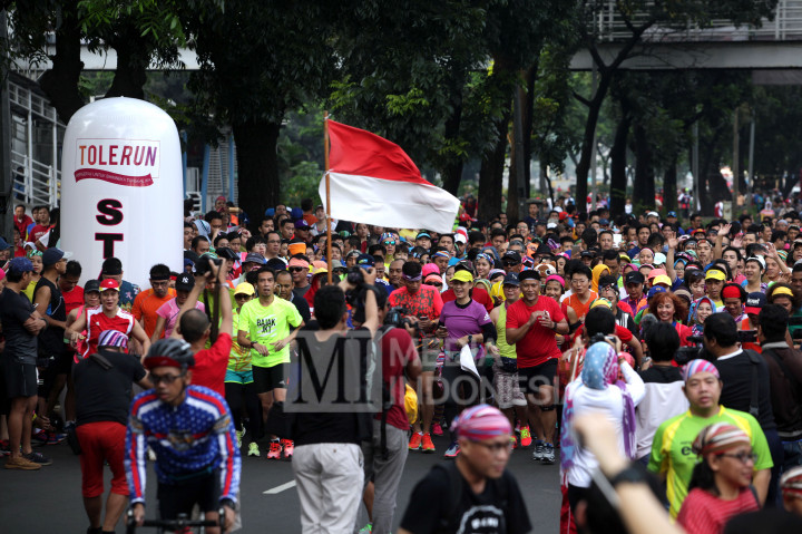 Sejumlah peserta berpartisipasi pada kegiatan lari untuk toleransi 'ToleRun' di kawasan Senayan, Jakarta, Minggu (20/11/2016). 