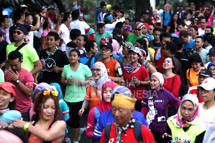 Sejumlah peserta berpartisipasi pada kegiatan lari untuk toleransi 'ToleRun' di kawasan Senayan, Jakarta, Minggu (20/11/2016). 