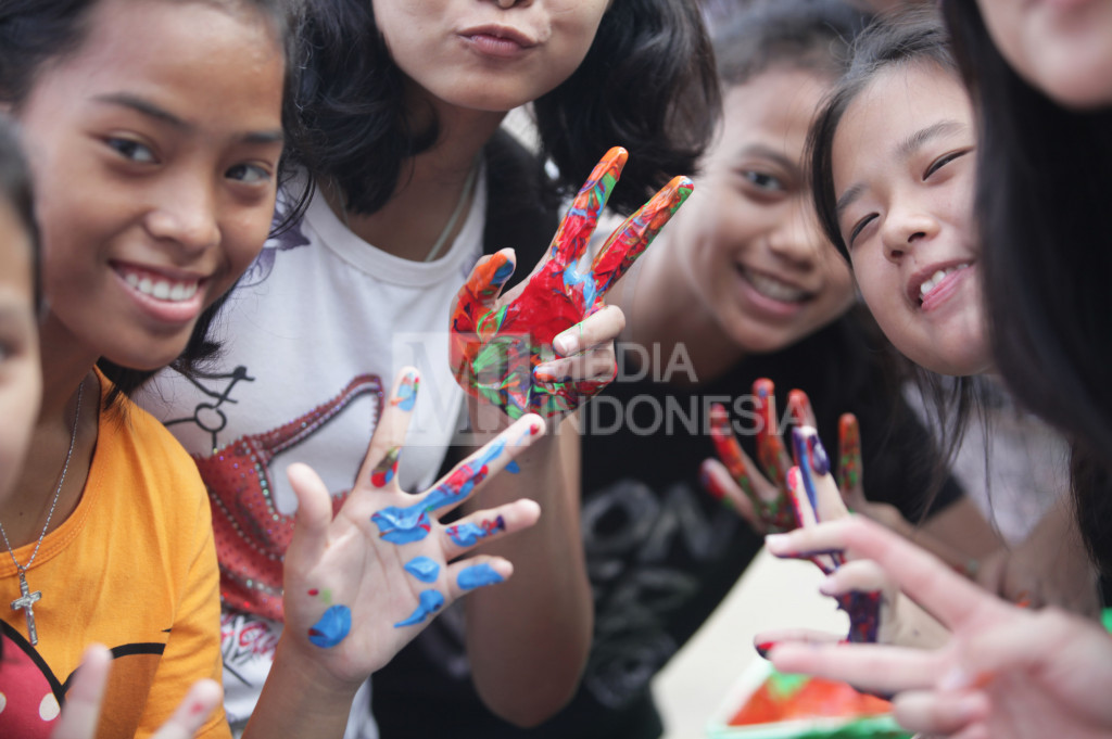 Peserta membubuhkan tinta pada telapak tangan untuk membuat tanda telapak tangan pada spanduk dukungan saat berpartisipasi pada kegiatan lari untuk toleransi 'ToleRun' di kawasan Senayan, Jakarta, Minggu (20/11/2016). 