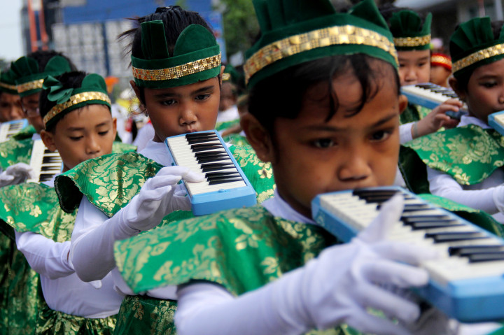Parade Marching Band Warnai Hari Anak Sedunia di Makassar