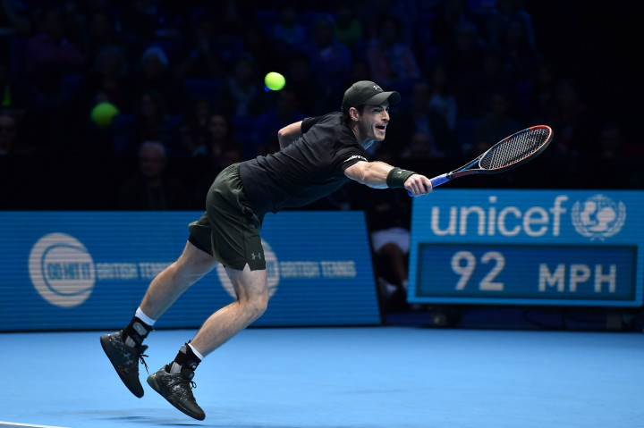 Petenis asal Britania Raya Andy Murray berhadapan dengan Petenis Kanada Milos Raonic during di semifinal ATP World Tour Finals