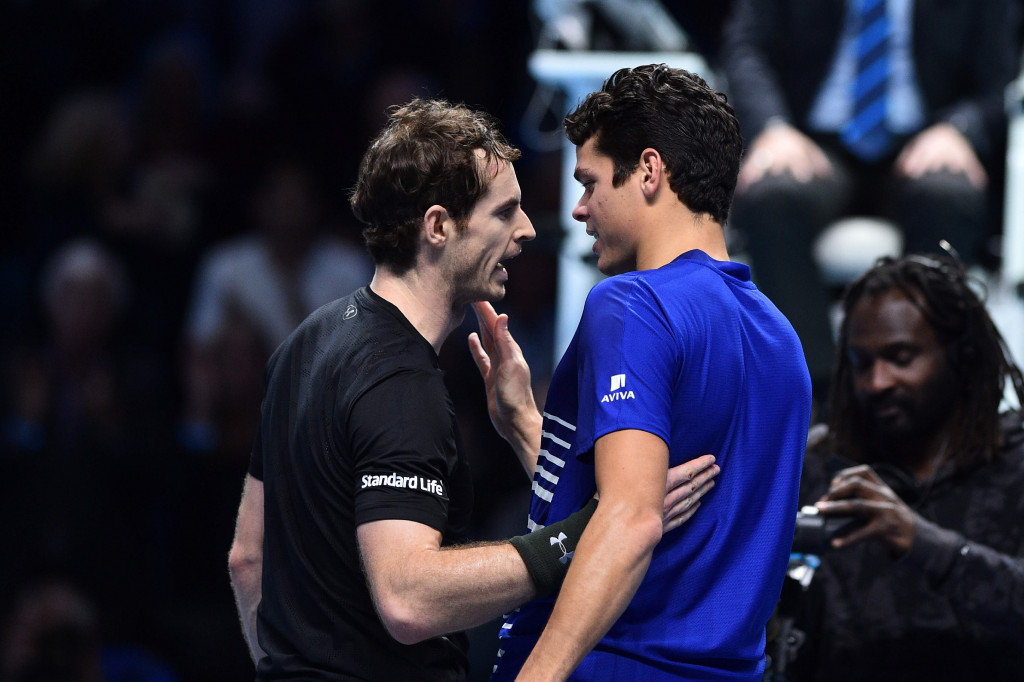 Andy Murray berjabat tangan dengan Milos Raonic usai pertandingan semifinal ATP World Tour Finals