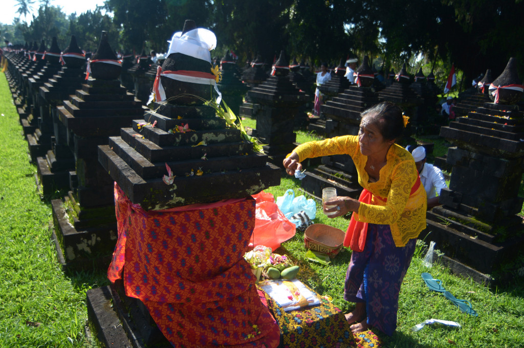 Keluarga pahlawan melaksanakan persembahyangan bersama di kawasan Taman Pujaan Bangsa (TPB) Makam Pahlawan Margarana, Desa Marga, Tabanan, Bali, Minggu (20/11/2016)