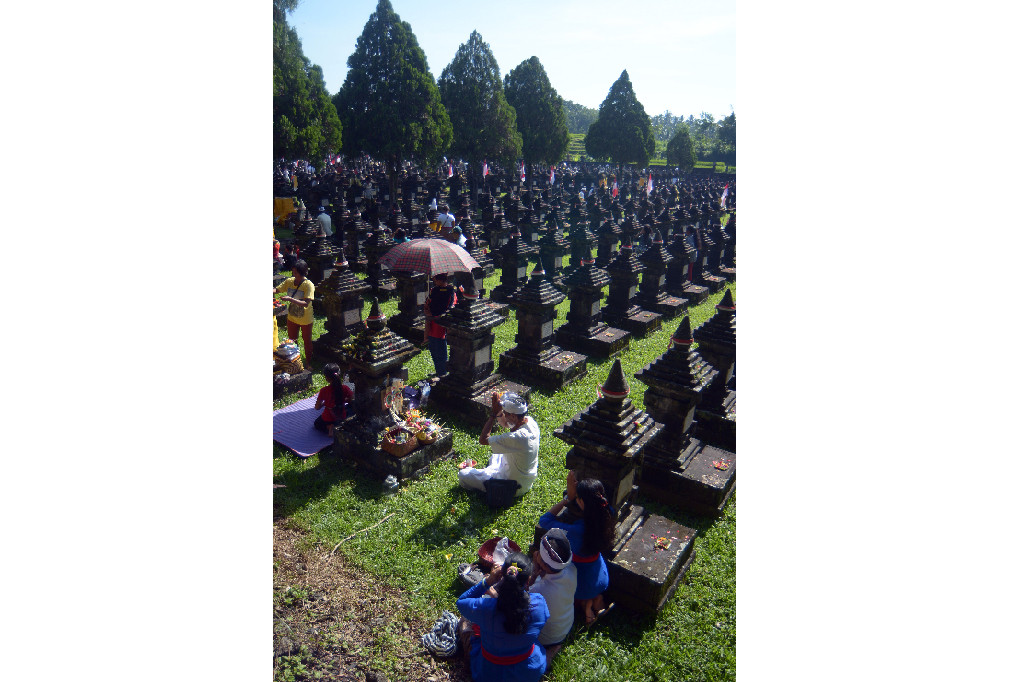 Keluarga pahlawan melaksanakan persembahyangan bersama di kawasan Taman Pujaan Bangsa (TPB) Makam Pahlawan Margarana, Desa Marga, Tabanan, Bali, Minggu (20/11/2016)