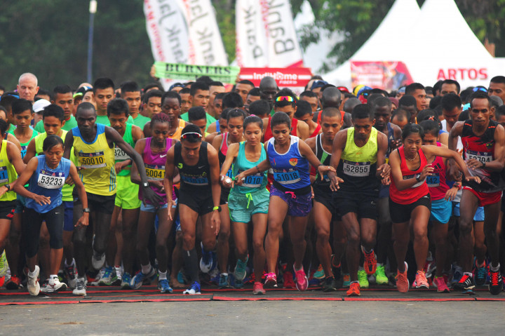Sejumlah pelari kategori Half Marathon melakukan start saat Borobudur Marathon 2016 di Komplek Taman Wisata Candi Borobudur, Magelang, Jawa Tengah, Minggu (20/11/2016)