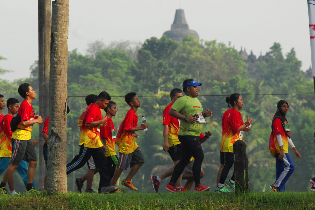 Sejumlah pelari beradu cepat saat mengikuti ajang Borobudur Marathon 2016 di sekitar Candi Borobudur, Magelang, Jawa Tengah, Minggu (20/11/2016)