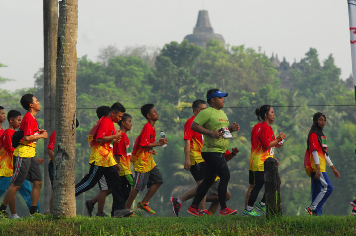 Sejumlah pelari beradu cepat saat mengikuti ajang Borobudur Marathon 2016 di sekitar Candi Borobudur, Magelang, Jawa Tengah, Minggu (20/11/2016)