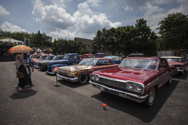 Pengunjung mengamati mobil yang dipamerkan saat acara Hotrod Weekend Party di Jogja Expo Centre, DI Yogyakarta, Minggu (20/11/2016)