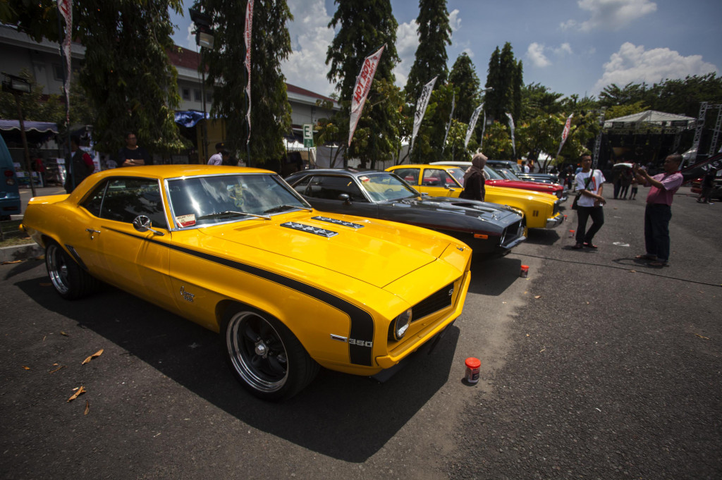 Pengunjung mengamati mobil yang dipamerkan saat acara Hotrod Weekend Party di Jogja Expo Centre, DI Yogyakarta, Minggu (20/11/2016)
