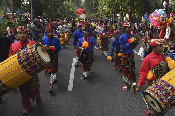 Peserta memainkan alat musik tradisional NTB saat pawai budaya Pesona Lombok-Sumbawa di Surabaya, Jawa Timur, Minggu (20/11/2016)