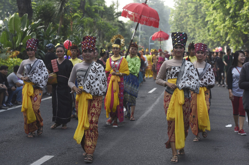 Peserta berbusana adat NTB ketika mengikuti pawai budaya Pesona Lombok-Sumbawa di Surabaya, Jawa Timur, Minggu (20/11/2016)