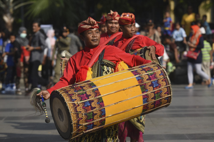 Peserta memainkan alat musik tradisional Suku Sasak, Gendang Beleq, saat pawai budaya Pesona Lombok-Sumbawa di Surabaya, Jawa Timur, Minggu (20/11/2016)