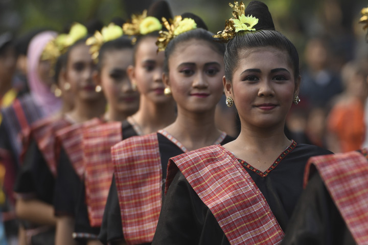 Peserta dengan pakaian adat suku Sasak NTB mengikuti pawai budaya Pesona Lombok-Sumbawa di Surabaya, Jawa Timur, Minggu (20/11/2016)
