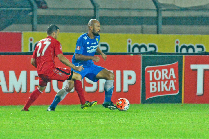 Sergio van Dijk saat berusaha melewati pemain belakang Semen Padang pada laga TSC 2016 di Stadion Si Jalak Harupat,  Sabtu 19 November 2016.