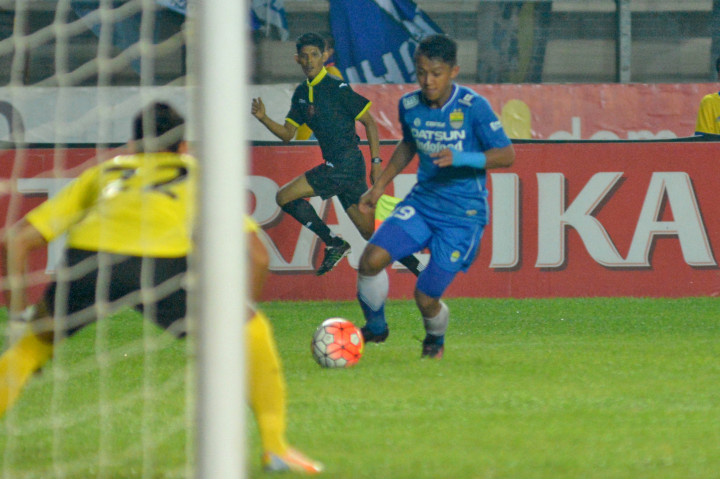 Pemain muda Persib Bandung, Febri Hariyadi saat berusaha mencetak gol  ke gawang Semen Padang pada laga TSC 2016 di Stadion Si Jalak Harupat, Sabtu (19/11/2016)