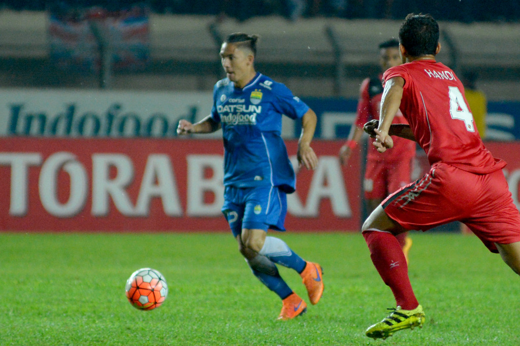 Kim Jeffrey saat berusaha melewati pemain belakang Semen Padang pada laga TSC 2016 di Stadion Si Jalak Harupat,  Sabtu (19/11/2016)