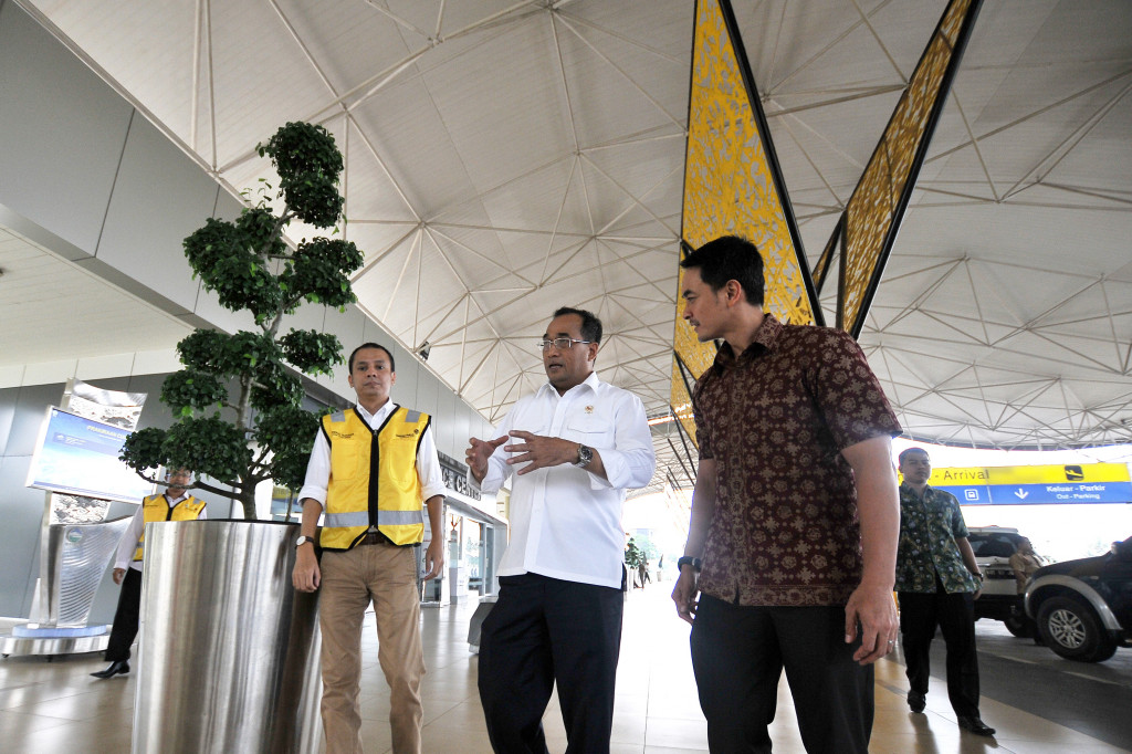 Menhub Budi Karya Sumadi (tengah) berbincang dengan Gubernur Jambi Zumi Zola Zulkifli (kanan) dan General Manager Bandara Sultan Thaha Jambi Achmad Syahir saat meninjau fasilitas penunjang Bandara Sultan Thaha Jambi, Minggu (20/11/2016)