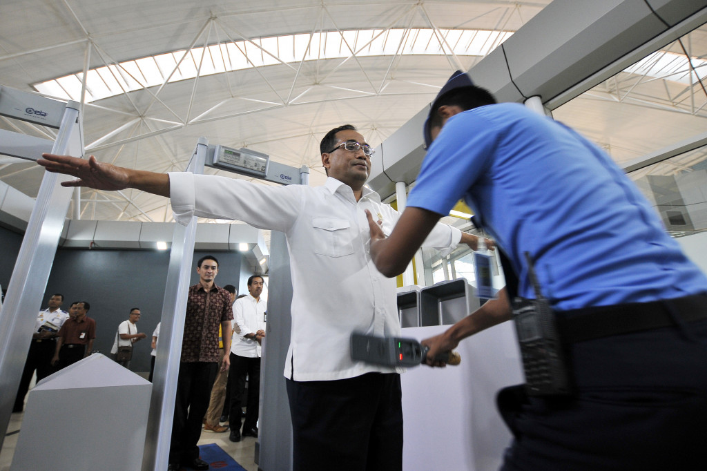 Menhub Budi Karya Sumadi (kedua kanan) dan Gubernur Jambi Zumi Zola Zulkifli (ketiga kanan) melewati pemeriksaan di Security Check Point 2 saat meninjau fasilitas penunjang Bandara Sultan Thaha Jambi, Minggu (20/11/2016)