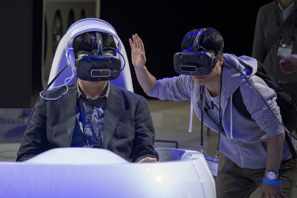 Di dalam pameran otomotif yang sebelumnya bernama LA Auto Show ini juga diperlihatkan teknologi virtual realty. Tur VR yang di booth Volkswagen e-Golf ini didedikasikan sebagai perangkat simulasi belajar mengemudi. 
