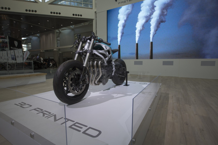 Sepeda motor model naked bike ini juga hasil cetakan printer 3D.