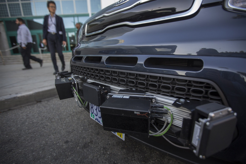 Perangkat terdiri dari rangkaian sensor radar, kamera dan unit GPS di bumper mobi ini namanya LIDAR. Merupakan pengembangan sistem swa kemudi dari PolySync untuk kendaraan konvensional.
