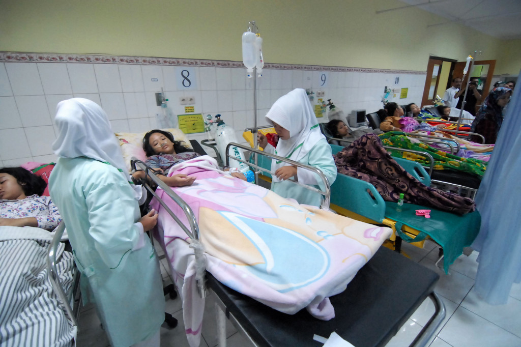 Santri Pondok Pesantren Al-Ikhlas Bahrul Ulum Tambakberas menjalani perawatan di RSUD Jombang, Jawa Timur, Senin (21/11/2016)