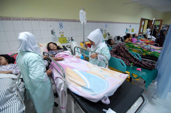 Santri Pondok Pesantren Al-Ikhlas Bahrul Ulum Tambakberas menjalani perawatan di RSUD Jombang, Jawa Timur, Senin (21/11/2016)